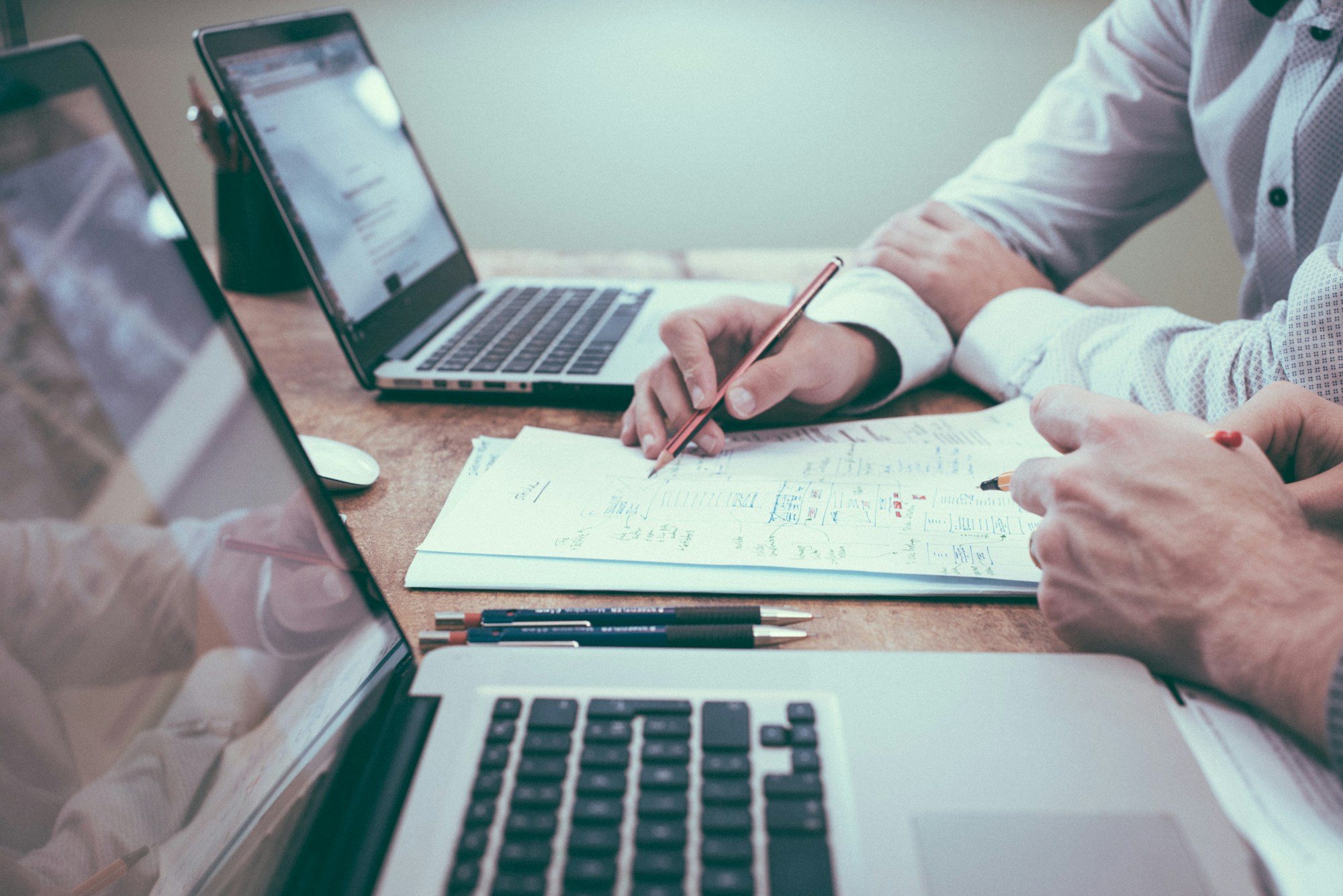 Profesioniști care analizează documente financiare